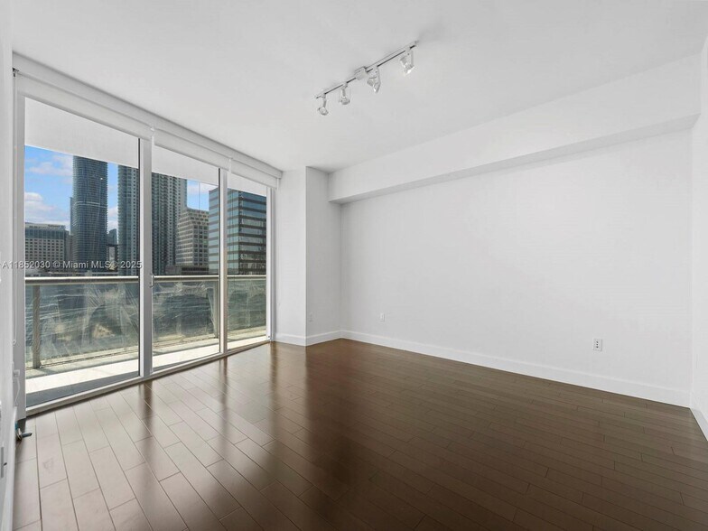 Building Photo - 495 Brickell Ave