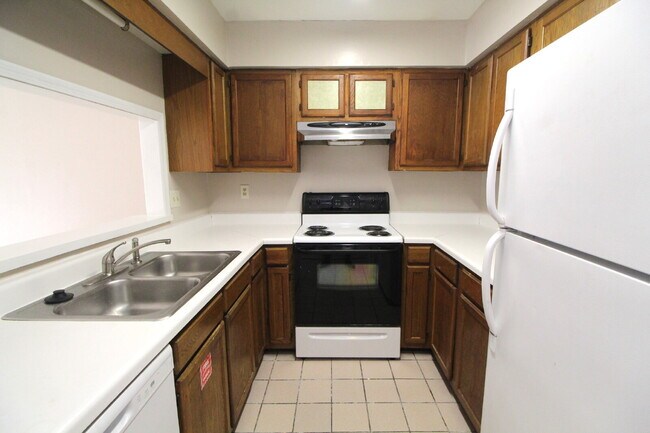 Building Photo - Charming Townhome with Fireplace & Fenced ...