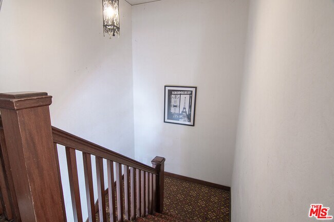 Building Photo - 170 1/2 S Sycamore Ave