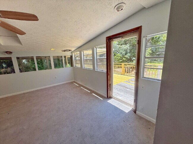 Building Photo - North Airport Manufactured Home on quiet street.