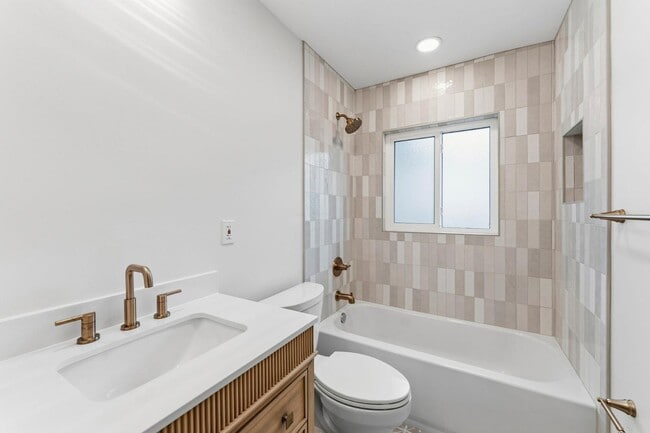 Building Photo - 766 20th Ave N