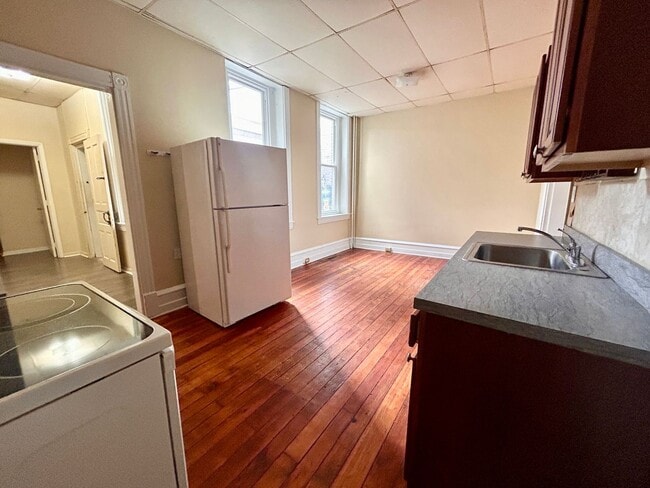 Building Photo - 560 Manor St