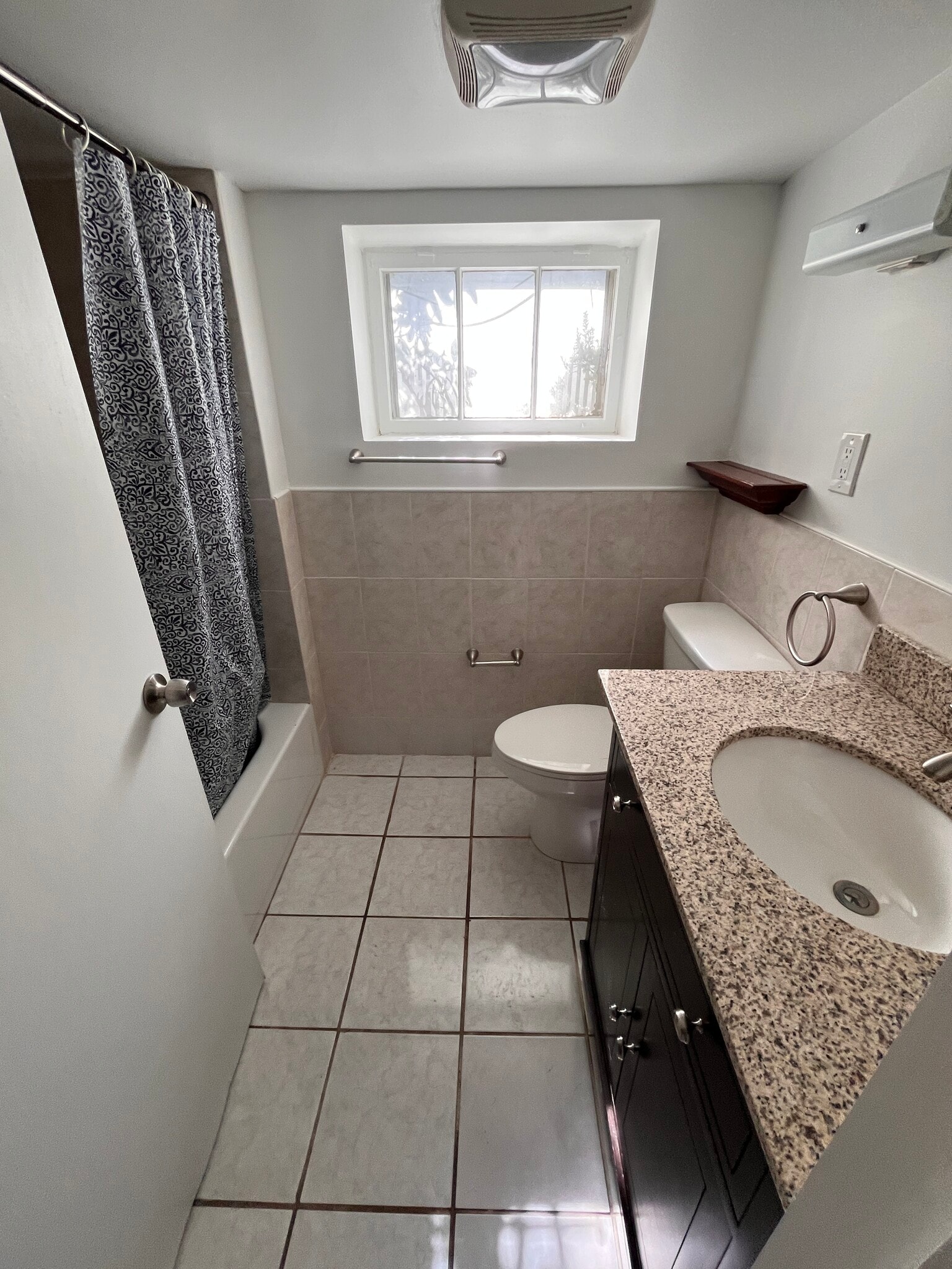 Building Photo - 121 Shore Dr