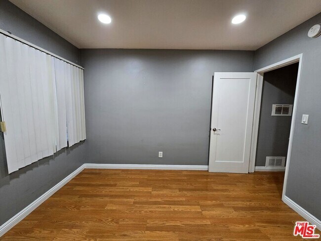 Building Photo - 7419 Woodley Ave