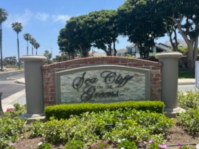 Building Photo - Luxurious Townhouse Located in the exclusi...