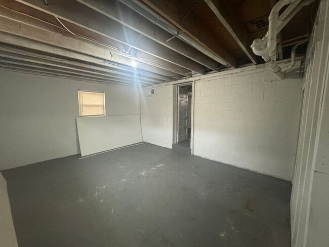 Building Photo - 4 Bed/2 Bath Ranch