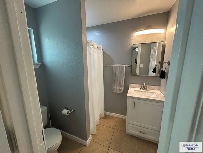 Building Photo - 711 Cisneros St