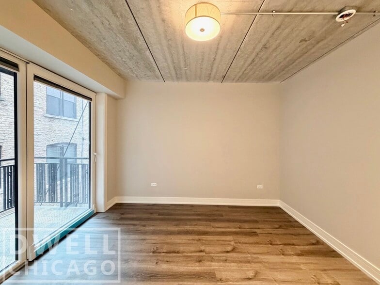 Building Photo - 938 W Carmen Ave