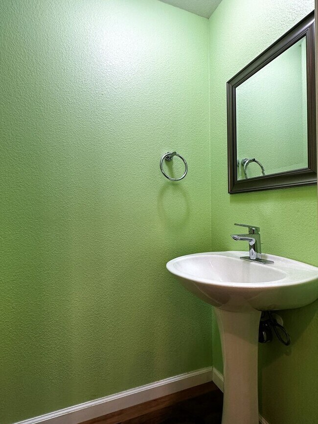 Building Photo - Gorgeous 3 bedroom, 2 and a half bathroom townhome in Hamilton Field for rent!