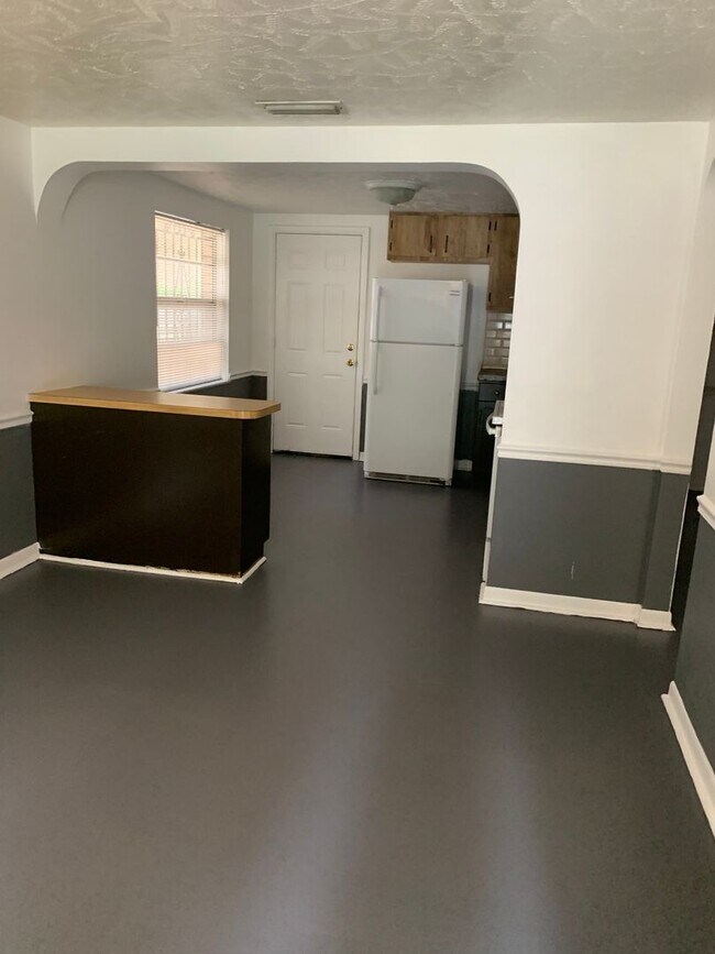 Building Photo - 2004 E Genesee St