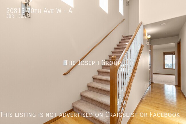 Building Photo - Sun-filled 3 bed/2.5 bath in Lynnwood!