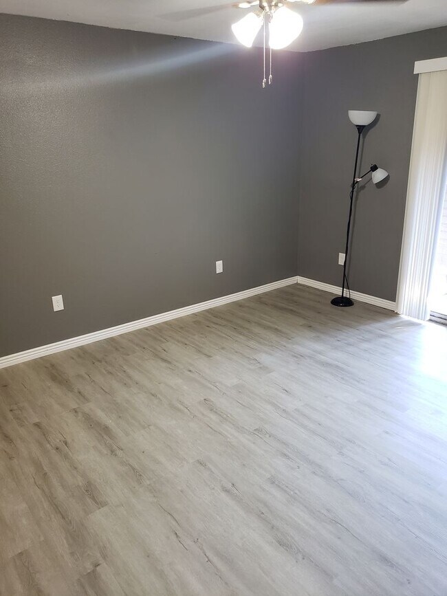 Building Photo - Spacious 2 Bedroom 2 Bath Condo in The Arbors!