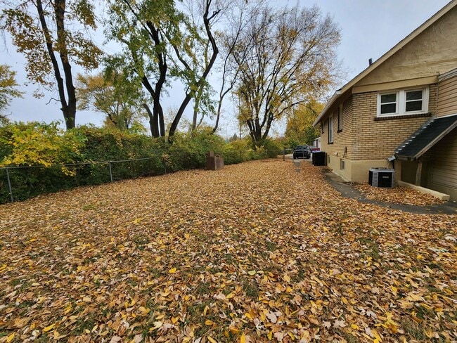 Building Photo - 3 Bedrooms, 1.5 Bath Brick Bungalow with Basement & Large Yard.  Close to UofL.
