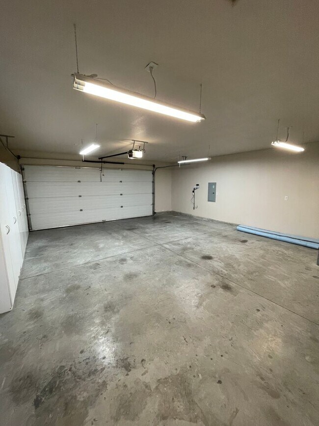 Building Photo - 609 S Harborview St