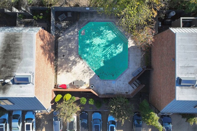 Building Photo - **PERFECTLY SITUATED TOWNHOME IN GREEN HIL...