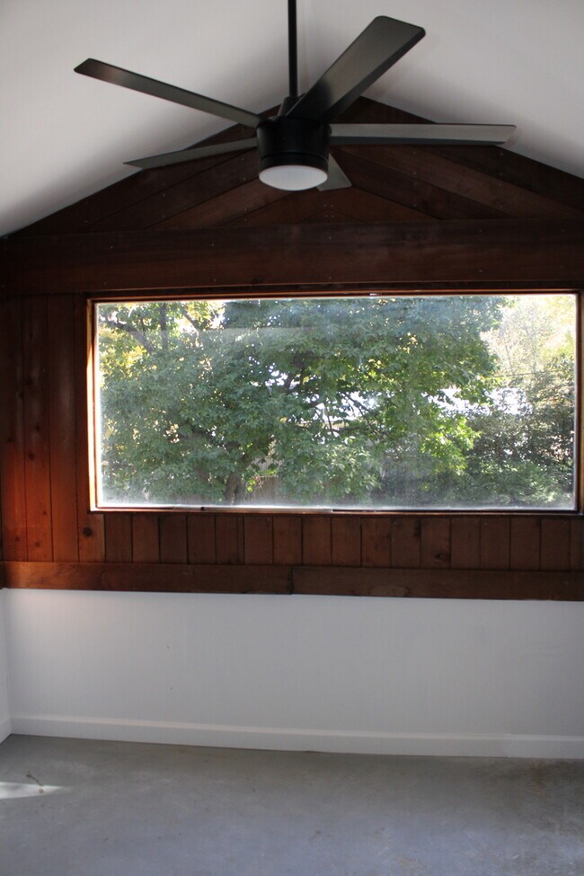 Building Photo - Spacious 4 bedroom and 2 bath with a very ...