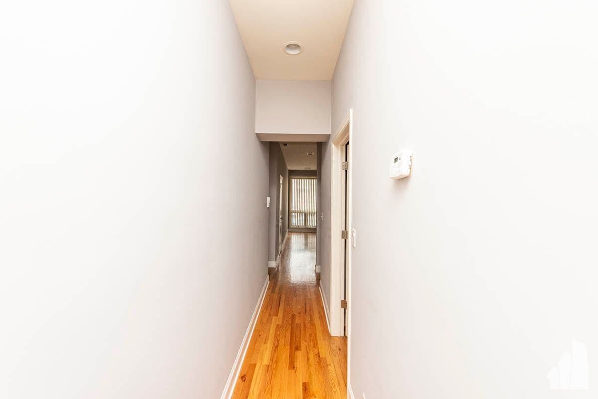 Building Photo - 1133 W Addison St