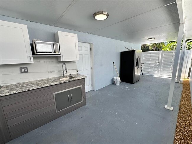 Building Photo - 2300 SW 43rd Terrace