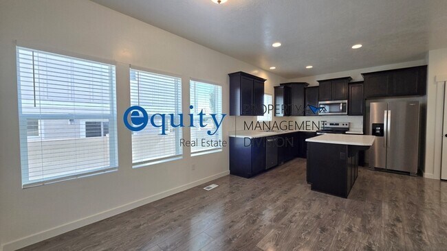 Building Photo - Newly Remodeled!