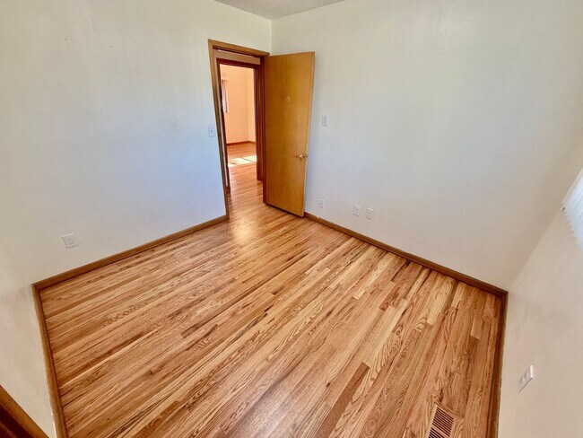 Building Photo - Spacious, Remodeled 5bd/3bath Cherry Park Home with Large Fenced Garden and Finished Basement