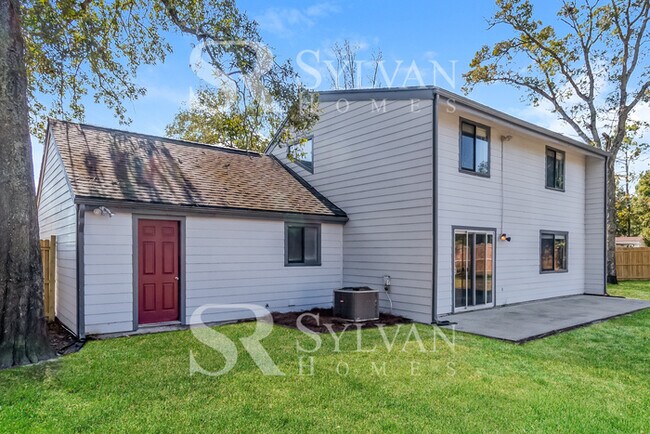 Building Photo - This charming 3BR 2BA home is ready to welcome you home