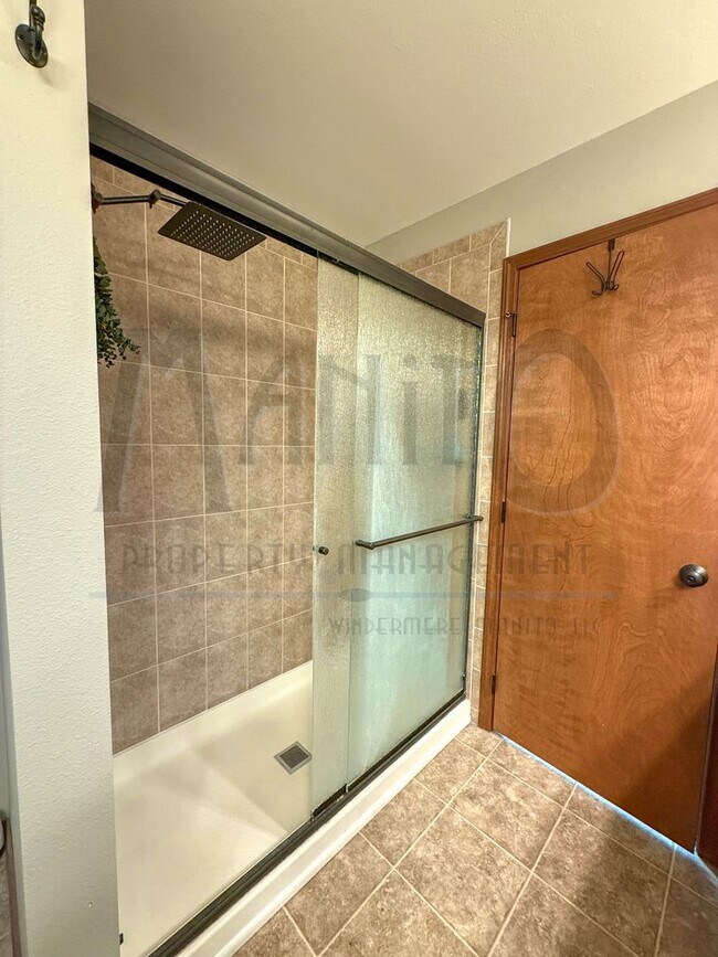 Building Photo - Spacious Eagle Ridge Home