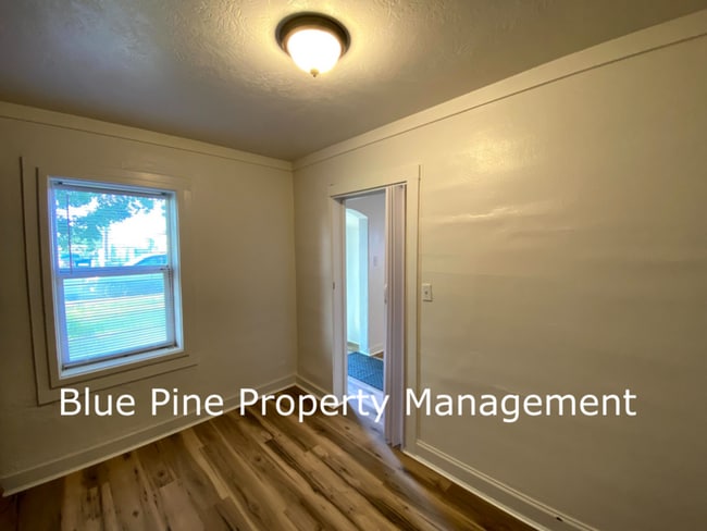 Building Photo - 150 W 2nd S