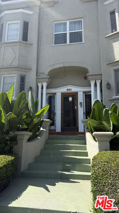 Building Photo - 821 S Wilton Pl