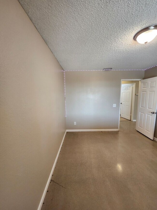 Building Photo - Charming Single-Story Home