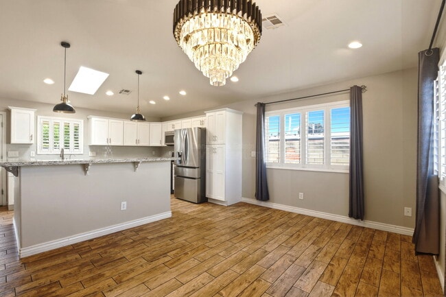 Building Photo - 1901 N Rosemont Blvd