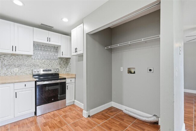 Building Photo - 879 SW 10th St