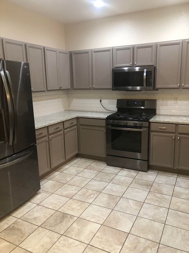 Building Photo - Well Maintained 2 Bed 3 Bath 2 Car Two-sto...