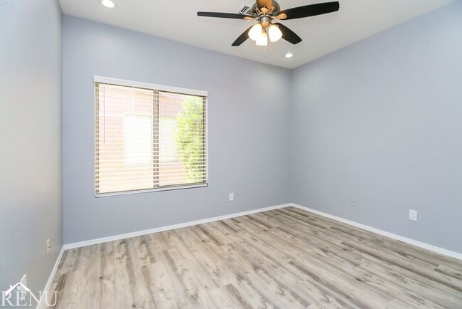 Building Photo - 609 E Red Rock Trail