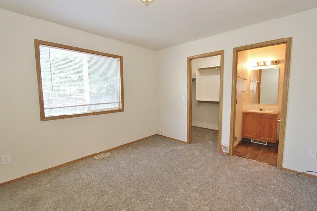 Building Photo - 978 Johnson Dr