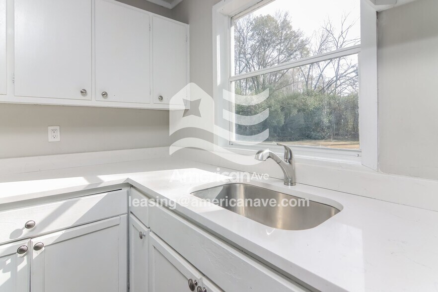 Building Photo - 4202 Snellings Dr