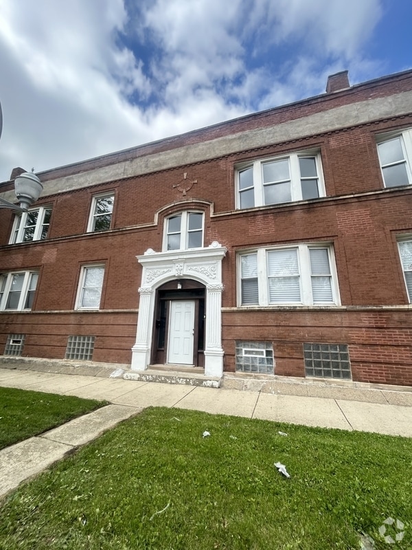 Building Photo - 1852 W 58th St