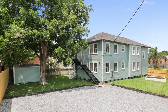 Building Photo - 2700-02 Soniat St