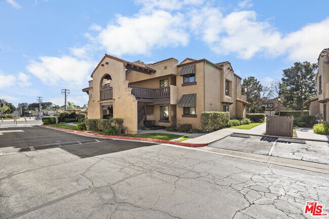 Building Photo - 3055 N Brea Blvd