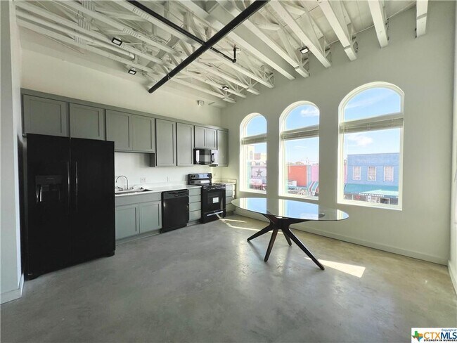 Building Photo - 301 N LBJ Dr