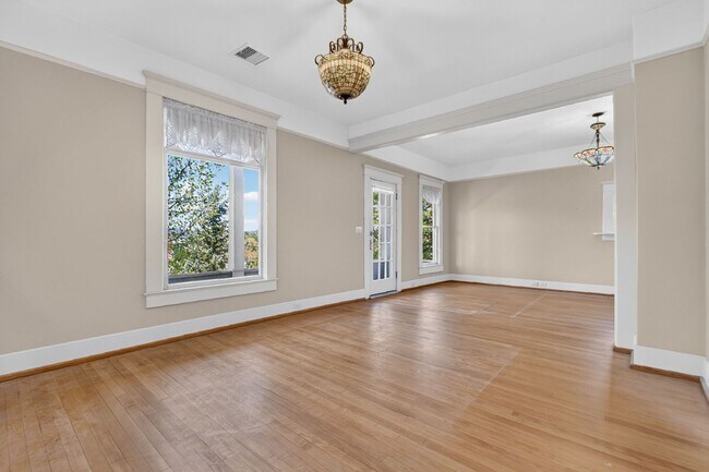 Building Photo - 3 Bedroom with Historical Charm Close to Square