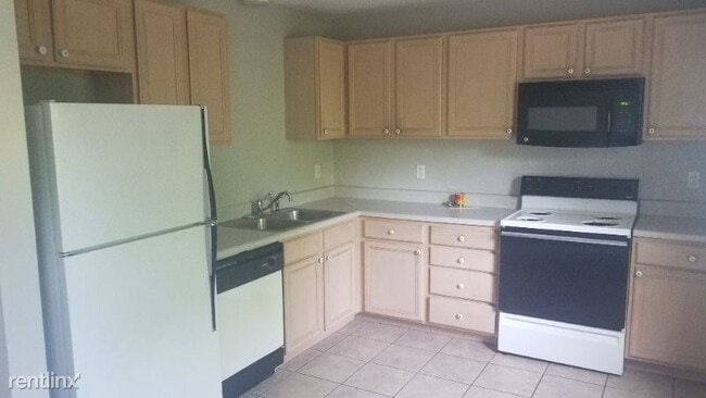 Building Photo - 3 br, 1.5 bath Townhome - 120 Albany Dr