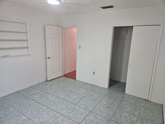 Building Photo - 1560 Robinson Dr N
