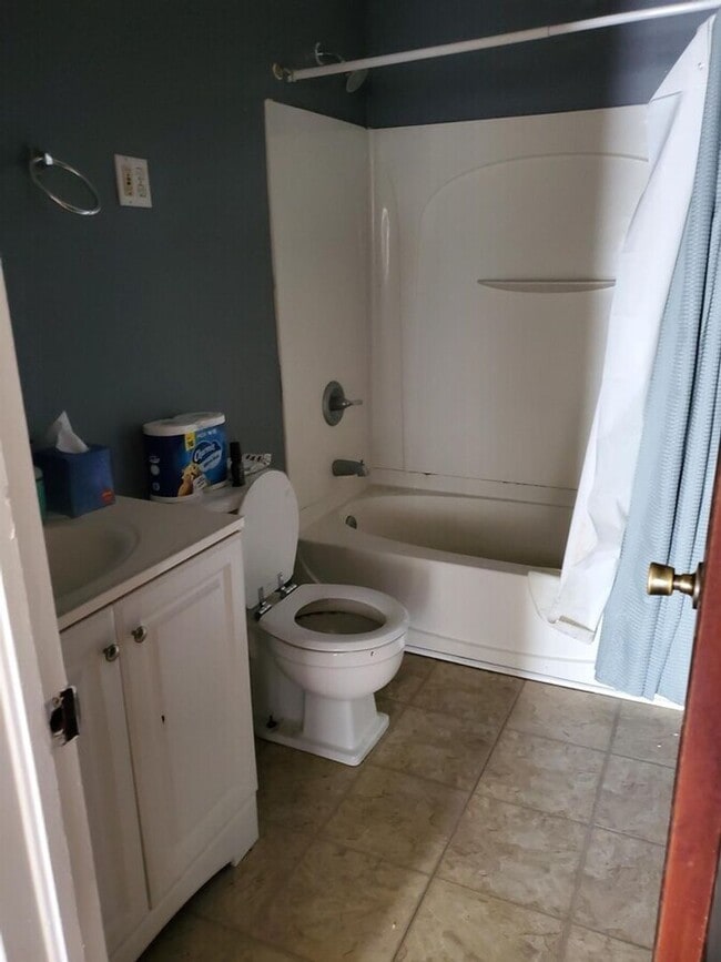 Building Photo - Clean & Comfortable Duplex Minutes from Downtown Madison