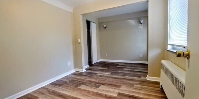 Building Photo - 7147 Eastlawn Dr