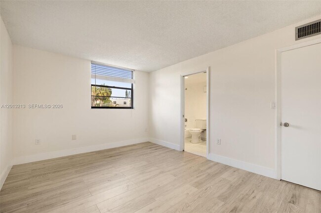 Building Photo - 10825 SW 112th Ave