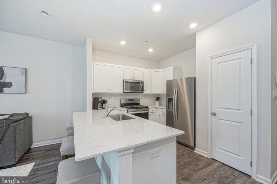 Building Photo - 321 Mazzeo Dr