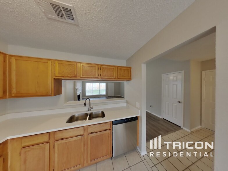 Building Photo - 2628 Dahlia Dr