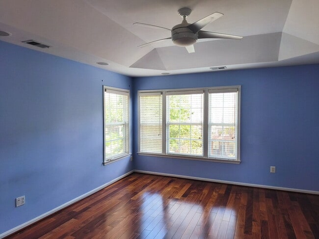 Building Photo - Exceptional End-Unit Townhome with Expansi...