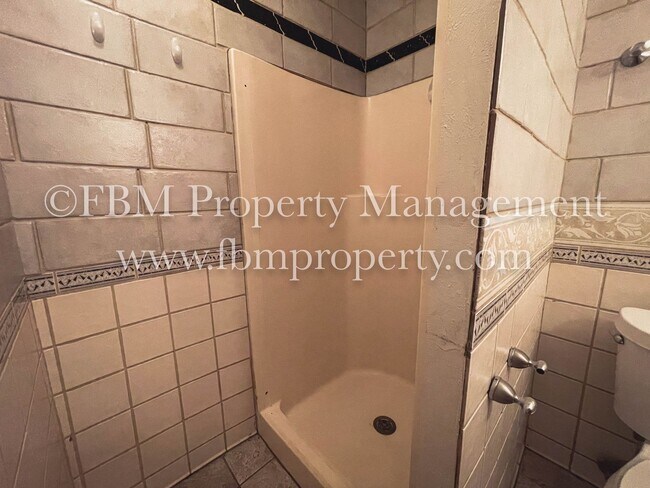 Building Photo - 2533 W Sycamore Ave