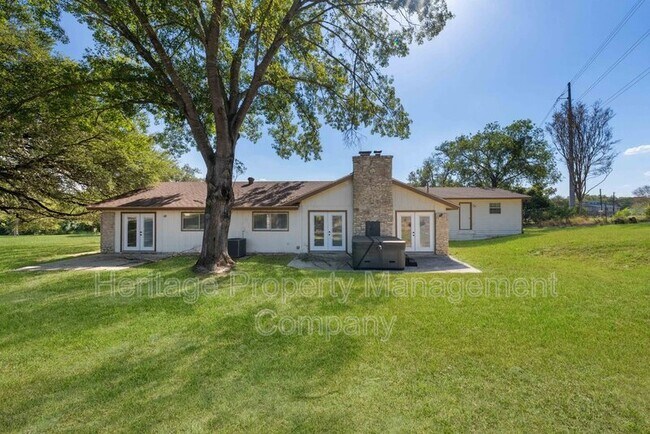 Building Photo - 640 Crest Ln